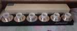 Jogo de Xícaras da Petit Café em porcelana com os respectivos pires e apoio em aço inóx.