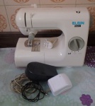 Máquina de costura Elgin Baby na caixa original e manual, não testada