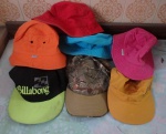 Conjunto com 7 peças  sendo 3 bonés de marca Bilabong, Red Head e Tigor T. Tigre e 4 chapéus sendo 3 da marca cumbuquinha e uma ejefox.