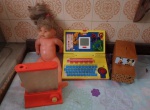 Lote com 3 brinquedos antigos e um carrinho cofre de madeira faltando uma roda, no estado