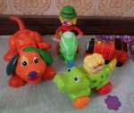 Lote com 4 brinquedos sendo um Palhaço  na moto 16cm , cachorro 24cm, dino 18cm  e vagão 13cm.