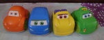 Lote com 4 carrinhos infantil de plástico rígido  10cm