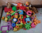 Lote com 45 brinquedos  Chocalho de galinha pintadinha e pato, elefante, corda de pular.