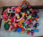 Lote com mais de 100 brinquedos e tamanhos diversos.