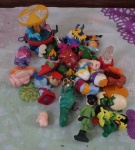 Lote com 26 miniaturas de coleção,a companha  smurfete e tartaruga.