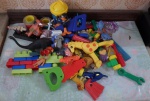Lote com 45 brinquedos e tamanhos diversos.