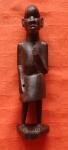 Arte Africana - Escultura em madeira nobre de figura tipica, sem a mão esquerda. Alt. 17cm