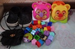 Lote com Sandália crocs J2 preta  2 brinquedos de memória, 1 bolsa e um porta níquel