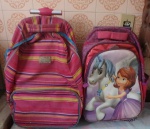 Lote com 2 mochilas usadas de rodinha e suporte para puxador em bom estado.