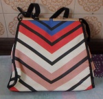 Bolsa de couro listrado em V de  fecho. Med.  29 x 30 cm