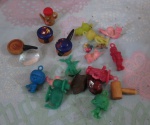 Lote com 18 miniaturas de coleção panelas e bonecos de plásticos.