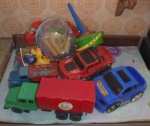 Diversos brinquedos de plásticos caminha verde e vermelho 38cm  carro azul 25cm  Carro vermelho 28cm  total 24 brinquedos