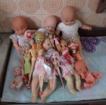 Lote com 20 bonecas tamanhos diversos.