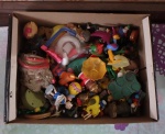 Caixa com dezenas de peças em miniatura muita parte de bonecos
