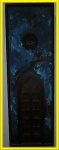 Quadro em madeira, com arte mista apresentando janela circular em vitral e porta capelinha ricamente entalhada, paredes com pintura à óleo - Sem assinatura. Fachada. Talha policromada. 53x16cm