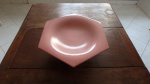 Lindo Centro de mesa em porcelana Rosa opalinada, com fio de cabelo,  com pés em formato de pata de leão da cor creme, provavelmente Européia. Uma das patas com bicado. Diam. 36cm