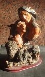 ESPETACULAR ESCULTURA REPRESENTANDO CASAL DE ÍNDIOS AMERICANOS COM BÚFALOS SELVAGENS EM RESINA POLICROMADA  - MED. 30 x 22 cm - COM LINDA BASE EM MADEIRA.