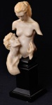 Escultura em resina branca representando: "Gestação". Base também em resina negra. Alt.: 42cm. Acompanha cachet da "Antiqua" no fundo da base.