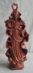 Espetacular Escultura de Nossa Senhora com rico detalhes, apresenta coroa na cabeça e base com querubins, vestido longo em sulcos e manto ondulado. Altura  39 cm.