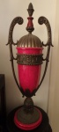 Espetacular Ânfora, resina vermelha e metal, em ótimo estado, decorado com elementos neoclássicos. Alt. 67cm