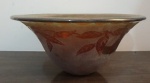 RAVAGNANI. Centro de mesa em vidro artesanal no padrão Carnival Glass com desenhos florais. Peça assinada pelo artista. Mede 13cm de altura e 29c, de diâmetro.