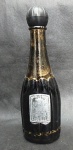 Lindo perfumeiros em vidro preto e dourado (apresenta liquido em seu interior com evaporação). Com a marca Yeanfert. Altura 21,5 cm. Desgastes na douração