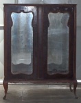 Cristaleira chipandele no estado, falta vidro lateral e falhas na placagem. 1,20x44x46