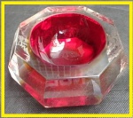 CRISTAL - Lindo cinzeiro sextavado em grosso cristal nos tons rubi, âmbar e translucido. OBS: Peça apresenta discreto bicado. Med.: .6x15