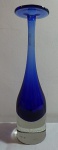 Lindo Solifleur em grosso vidro azul e base incolor, pequeno biado na base, incolor. Alt. 28,5cm