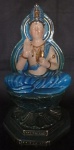 HINDU - ESCULTURA EM PORCELANA, REPRESENTANDO IMAGEM SAGRADA HINDU. MEDIDAS APROXIMADAS: BASE - 18,5CM X 18,5CM E 32CM DE ALTURA