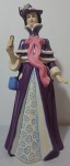 Espetacular  esculturas de Coleção em biscuit policromado representando damas antigas, edição comemorativa da Avon (troféu Clube das Estrelas 2009 Troféu Mrs. Albee) med. 26 cm.