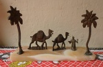 Bronze - Antiga escultura, base em mármore com bicados, com cenas árabe, Med. Altura 16cm x largura 9cm x comprimento 25cm.