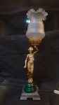 Espetacular Abajur em metal com patina ouro amarelo, base verde e grafite, representando jovem, cúpula em vidro fosco com bordas recortadas - 69 cm
