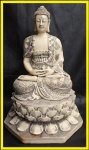 ESCULTURA - Escultura moldada em resina, representando divindade oriental sentada sobre flor de lótus, ricamente trabalhada e policromada. Alt 25cm