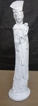 Linda Escultura Oriental de Imperatriz Oriental em pesada resina com patina branca. med: 58 cm