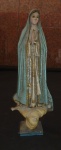 Escultura produzida em resina representando Nossa Senhora de FátimaFalta um pásssaro, altura 24 cm