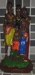 Linda escultura em resina representando família africana com rica policromia. Alt 26cm