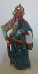 Grande Escultura em Cerâmica Vitrificada Oriental com Rica Policromia representando Guerreiro Samurai.  Medida: 40 x 24 cm