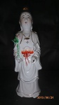 Estatueta oriental de Kuan Yin a deusa da misericórdia em porcelana branca pintada a mão com detalhes em ouro ,possui a mão solta para que se retire e faça pedidos e depois se coloque no lugar,como e conhecida em todo o oriente e vem conquistando adeptos em todo o mundo. medidas: 24 cm de altura por 10 cm de largura.Na mitologia chinesa, Kuan Yin é conhecida como a Deusa da Compaixão e da Misericórdia. Ela existiu como pessoa, igual a todos nós e somente depois de sua morte foi transformada em Deusa. Também conhecida como Quan'Am (no Vietnã), Kannon (no Japão), e Kanin (em Bali). Ela cobre as planícies alagadas do Oriente, do Egito à China. E é venerada em todo o mundo por milhões de pessoas, que a consideram o símbolo máximo da pureza espiritual