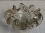 MURANO - Pequeno centrinho de mesa em vidro artístico de Murano de tonalidade cinzelado claro, bordas em cascatas,  em  perfeito estado de conservação , 7 cm de altura x 14 cm de diâmetro .