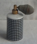 Perfumeiro do coleção em porcelana branca decorada com geométrico padrão marrom, bico em metal, borrifador no estado, marca do fabricante na base não identificada. Alt.13cm