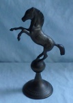 Estatueta de bronze , representado cavalo de carrossel Alt. 31 cm. falta pedaço do rabo, ÍNDIA meados do séc. XX com rico trabalho a cinzel.