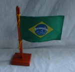 Bandeira decorativa do Brasil hasteada no mastro. Alt. 30cm