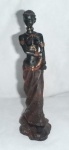 Escultura de Guerreira da Africa do Sul, em material sintético patinado, alt. 19cm