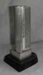 COLECIONISMO - DIFERENCIADA ESCULTURA REPRESENTANDO EDIFÍCIO ITÁLIA  DE SÃO PAULO MATERIAL NÃO IDENTIFICADO - BASE NO PADRÃO PRETO. ALT. 15CM