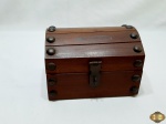 Linda caixa tipo baú em madeira ripada com acabamento em metal, com interior acolchoado. Medindo 18cm x 13,5cm x 12,5cm de altura.