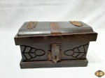 Antiga caixa tipo baú em madeira trabalhada com acabamento em ferro. Medindo 22cm x 13cm x 13,5cm de altura.