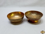 Lote composto de 2 bowls em bronze cinzelado esmaltado. Medindo 11,5cm de diâmetro x 5,5cm de altura.