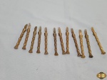Jogo de 12 garfos de petisco em bronze na forma de bambu, Medindo 9cm de comprimento.