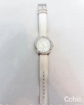 Relógio de pulso feminino  Guess ,pulseira em couro branco e mostrador decorado com pedras . Não testado. Funcionamento desconhecido.